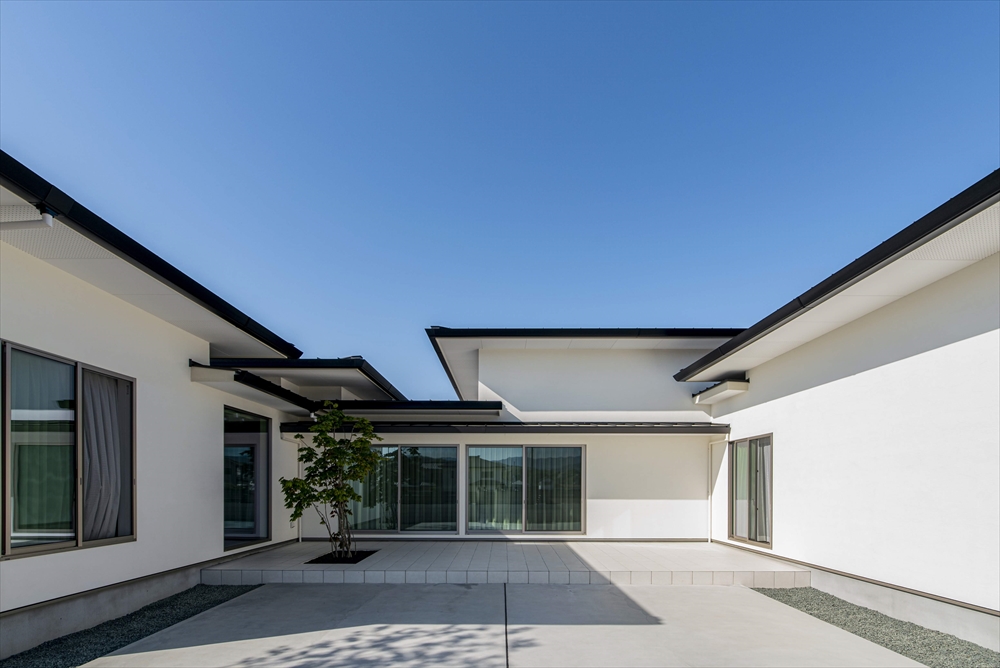 中庭のある平屋 一般住宅 建築施工事例 愛媛県で注文住宅の相談ができる工務店 建築工房小越 中庭のある平屋 一般住宅 建築施工事例 愛媛県で注文住宅の相談ができる工務店 建築工房小越
